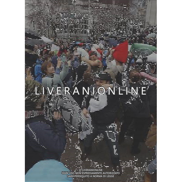 (140406) -- VANCOUVER, April 6, 2014 () -- Revelers take part in a pillow fight flash mob in downtown Vancouver, Canada, April 5, 2014. Vancouver celebrated the International Pillow Fight Day by holding a pillow fight flash mob at the Vancouver Art Gallery, which attracted over 200 participants. (/Liang Sen) ©photoshot/AGENZIA ALDO LIVERANI SAS - ITALY ONLY - EDITORIAL USE ONLY - La Battaglia dei cuscini in piu\' di 100 citta\' in tutto il mondo in occasione della Giornata internazionale della lotta del cuscino 5 Aprile 2014