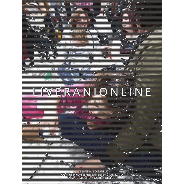 (140405) -- LONDON, Apr. 5, 2014() -- A girl plays with feather during a pillow fight held in Trafalgar Square in central London, Britain, on April 5, 2014. Pillow fights were launched on Saturday in more than 100 cities around the world to mark this year\'s International Pillow Fight Day. (/Yin Gang) ©photoshot/AGENZIA ALDO LIVERANI SAS - ITALY ONLY - EDITORIAL USE ONLY - La Battaglia dei cuscini in piu\' di 100 citta\' in tutto il mondo in occasione della Giornata internazionale della lotta del cuscino 5 Aprile 2014