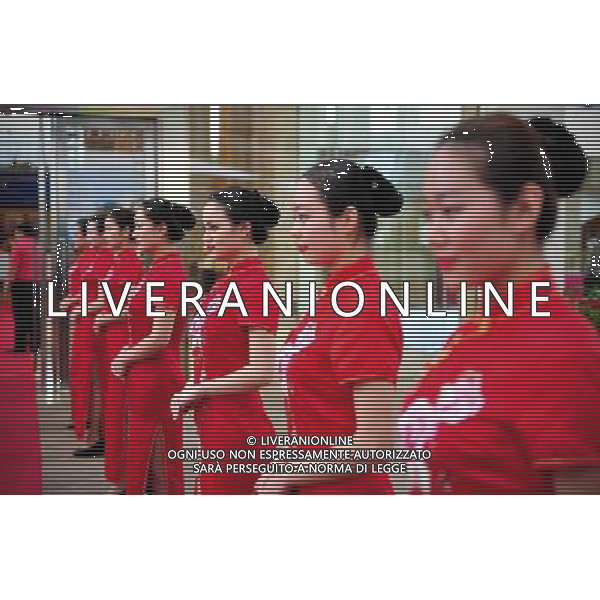 (140407) -- BOAO, April 7, 2014 () -- Photo taken on April 7, 2014 shows the ritual girls waiting for guests outside the Boao International Conference Center in Boao, south China\'s Hainan Province. The Boao Forum for Asia Annual Conference 2014 will be held in Boao from April 8 to 11.(/Guo Cheng) (zkr) ©photoshot/AGENZIA ALDO LIVERANI SAS - ITALY ONLY - Preparativi della Conferenza annuale Boao Forum per l\'Asia nel sud della Cina provincia di Hainan 6 aprile 2014
