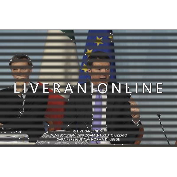 Conferenza stampa presentazione Documento di Economia e Finanza 2014 - DEF a palazzo Chigi Roma 08 aprile 2014 nella foto Matteo Renzi con Graziano Delrio ©Corradetti/AGENZIA ALDO LIVERANI SAS