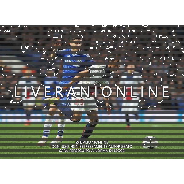 Paris St Germain\'s Lucas battles with Chelsea\'s Oscar Photo by Ashley Western/CameraSport Football - UEFA Champions League Quarter Final Second Leg - Chelsea v Paris St Germain - Tuesday 8th April 2014 - Stamford Bridge - London © CameraSport - 43 Linden Ave. Countesthorpe. Leicester. England. LE8 5PG - Tel: +44 (0) 116 277 4147 - admin@camerasport.com - www.camerasport.com AG ALDO LIVERANI SAS ONLY ITALY