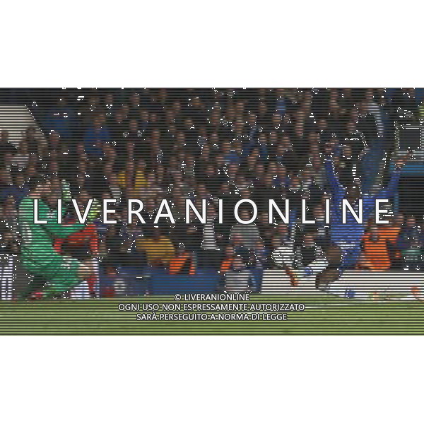 Chelsea\'s Demba Ba scores the winning goal Photo by Kieran Galvin/CameraSport Football - UEFA Champions League Quarter Final Second Leg - Chelsea v Paris St Germain - Tuesday 8th April 2014 - Stamford Bridge - London © CameraSport - 43 Linden Ave. Countesthorpe. Leicester. England. LE8 5PG - Tel: +44 (0) 116 277 4147 - admin@camerasport.com - www.camerasport.com AG ALDO LIVERANI SAS ONLY ITALY