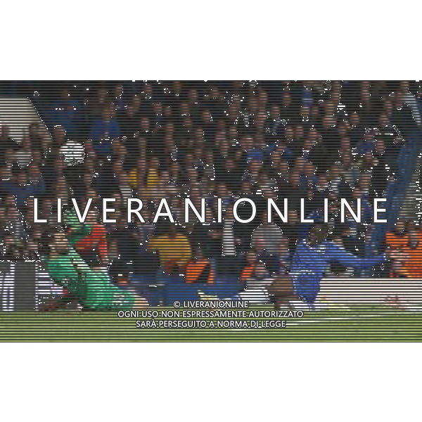 Chelsea\'s Demba Ba scores the winning goal Photo by Kieran Galvin/CameraSport Football - UEFA Champions League Quarter Final Second Leg - Chelsea v Paris St Germain - Tuesday 8th April 2014 - Stamford Bridge - London © CameraSport - 43 Linden Ave. Countesthorpe. Leicester. England. LE8 5PG - Tel: +44 (0) 116 277 4147 - admin@camerasport.com - www.camerasport.com AG ALDO LIVERANI SAS ONLY ITALY