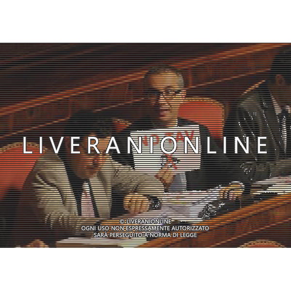 Roma - 09/04/2014 - Senato - Palazzo Madama - Ratifica ed esecuzione dell\'Accordo tra il Governo della Repubblica italiana e il Governo della Repubblica francese per la realizzazione e l\'esercizio di una nuova linea ferroviaria Torino-Lione - nella foto: Senatori del M5S espongono cartelli NO TAV / Ph. Fabrizio Corradetti - ag. Aldo Liverani Sas