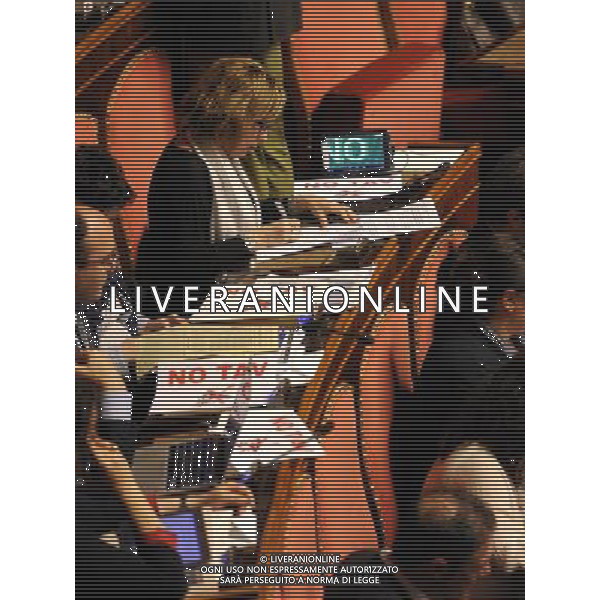 Roma - 09/04/2014 - Senato - Palazzo Madama - Ratifica ed esecuzione dell\'Accordo tra il Governo della Repubblica italiana e il Governo della Repubblica francese per la realizzazione e l\'esercizio di una nuova linea ferroviaria Torino-Lione - nella foto: Senatori del M5S espongono cartelli NO TAV / Ph. Fabrizio Corradetti - ag. Aldo Liverani Sas