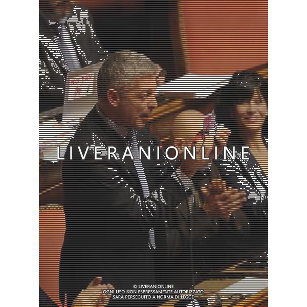 Roma - 09/04/2014 - Senato - Palazzo Madama - Ratifica ed esecuzione dell\'Accordo tra il Governo della Repubblica italiana e il Governo della Repubblica francese per la realizzazione e l\'esercizio di una nuova linea ferroviaria Torino-Lione - nella foto: Nicola Morra espone un modellino di treno con la scritta Mafia ed una banconota di 500‰âÂ / Ph. Fabrizio Corradetti - ag. Aldo Liverani Sas