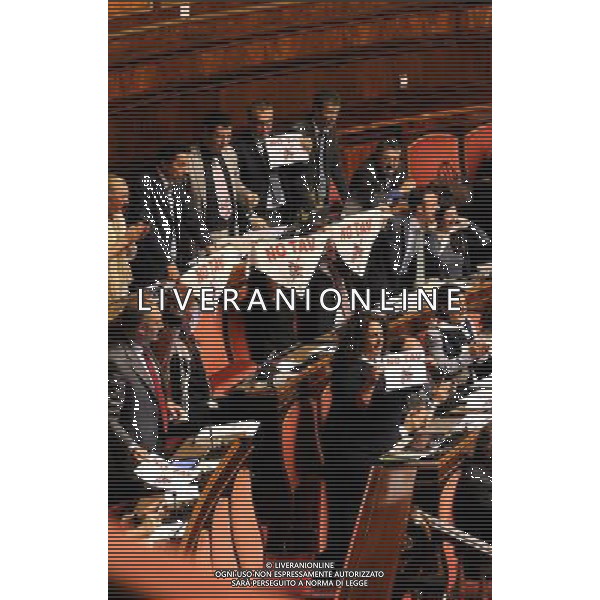 Roma - 09/04/2014 - Senato - Palazzo Madama - Ratifica ed esecuzione dell\'Accordo tra il Governo della Repubblica italiana e il Governo della Repubblica francese per la realizzazione e l\'esercizio di una nuova linea ferroviaria Torino-Lione - nella foto: Senatori del M5S espongono cartelli NO TAV / Ph. Fabrizio Corradetti - ag. Aldo Liverani Sas