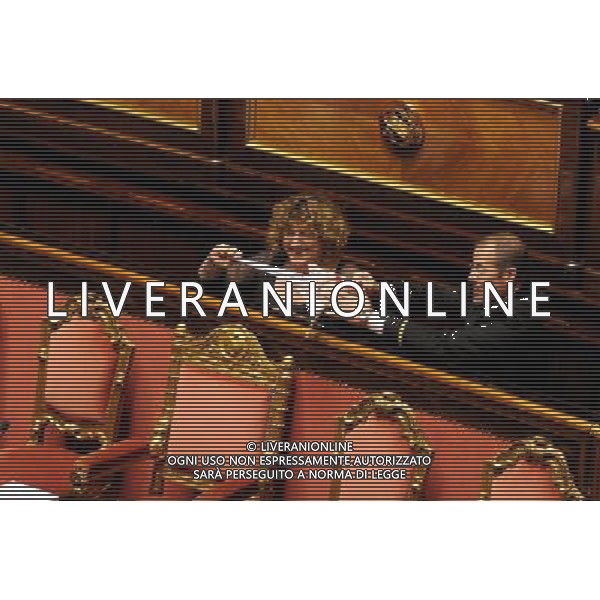 Roma - 09/04/2014 - Senato - Palazzo Madama - Ratifica ed esecuzione dell\'Accordo tra il Governo della Repubblica italiana e il Governo della Repubblica francese per la realizzazione e l\'esercizio di una nuova linea ferroviaria Torino-Lione - nella foto: Un commesso toglie ad una senatrice del M5S un manifesto con scritto NO TAV / Ph. Fabrizio Corradetti - ag. Aldo Liverani Sas