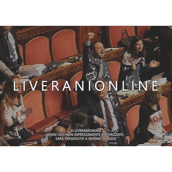 Roma - 09/04/2014 - Senato - Palazzo Madama - Ratifica ed esecuzione dell\'Accordo tra il Governo della Repubblica italiana e il Governo della Repubblica francese per la realizzazione e l\'esercizio di una nuova linea ferroviaria Torino-Lione - nella foto: Senatori del M5S inveiscono contro i colleghi del PD / Ph. Fabrizio Corradetti - ag. Aldo Liverani Sas
