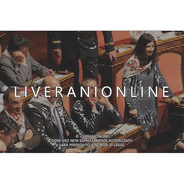 Roma - 09/04/2014 - Senato - Palazzo Madama - Ratifica ed esecuzione dell\'Accordo tra il Governo della Repubblica italiana e il Governo della Repubblica francese per la realizzazione e l\'esercizio di una nuova linea ferroviaria Torino-Lione - nella foto: Senatori del M5S inveiscono contro i colleghi del PD / Ph. Fabrizio Corradetti - ag. Aldo Liverani Sas