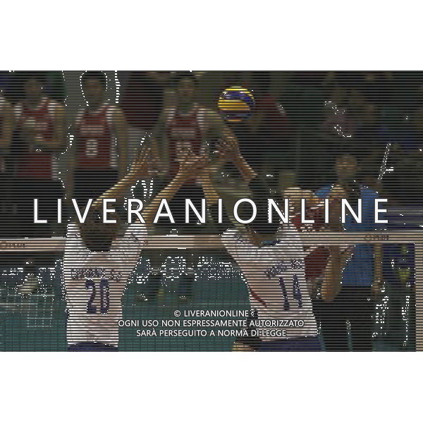 (140409) -- PASAY CITY, April 9, 2014 () -- Frederic Winters of China (R) of China spikes the ball against Chuang Shao Chieh and Wang Ming Chun of Chinese Taipei during the preliminary of the 2014 Asian Men\'s Club Volleyball Championship in Pasay City, the Philippines, April 9, 2014. China won 3-1. (/Rouelle Umali) AG ALDO LIVERANI SAS ONLY ITALY