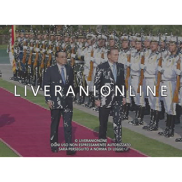 (140409) -- BEIJING, April 9, 2014 () -- Chinese Premier Li Keqiang (L) and Australian Prime Minister Tony Abbott review the guard of honor at the welcoming ceremony before the annual talks between the two countries\' government leaders, in Sanya City, south China\'s Hainan Province, April 9, 2014. (/Xie Huanchi) (zgp) AG ALDO LIVERANI SAS ONLY ITALY
