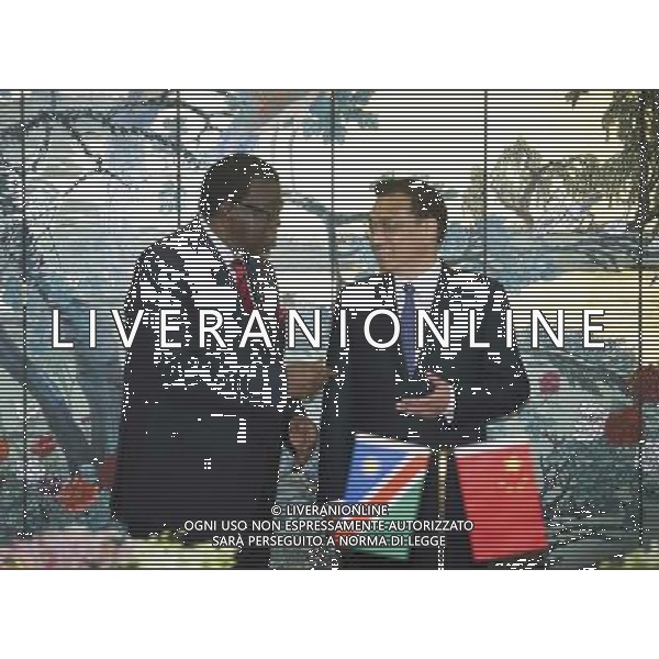 (140409) -- SANYA, April 9, 2014 () -- Chinese Premier Li Keqiang (R) and Namibian Prime Minister Hage Geingob witness the signing of bilateral cooperation documents after their talks in Sanya, south China\'s Hainan Province, April 9, 2014. (/Xie Huanchi) (wf) AG ALDO LIVERANI SAS ONLY ITALY