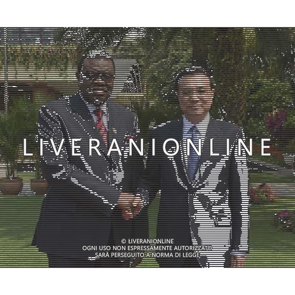 (140409) -- SANYA, April 9, 2014 () -- Chinese Premier Li Keqiang (R) shakes hands with visiting Namibian Prime Minister Hage Geingob during a welcoming ceremony before their talks in Sanya, south China\'s Hainan Province, April 9, 2014. (/Li Xueren) (wf) AG ALDO LIVERANI SAS ONLY ITALY