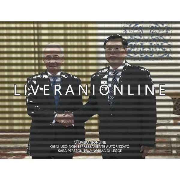 (140409) -- BEIJING, April 9, 2014 () -- Zhang Dejiang(R), chairman of the Standing Committee of China\'s National People\'s Congress (NPC), meets with Israeli President Shimon Peres in Beijing, capital of China, April 9, 2014. (/Pang Xinglei) (yxb) AG ALDO LIVERANI SAS ONLY ITALY