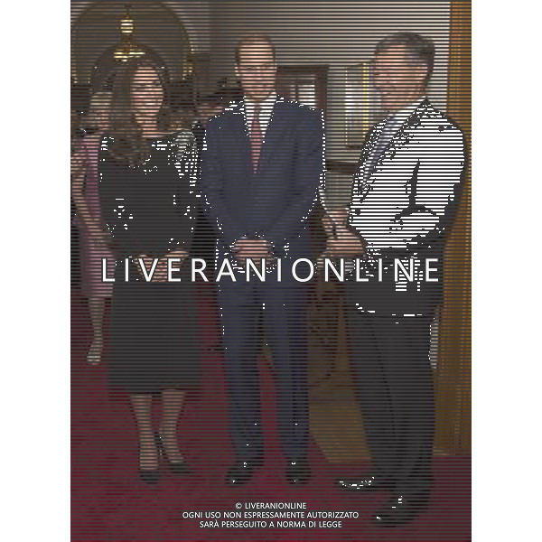 THE DUKE AND DUCHESS OF CAMBRIDGE WITH OFFICIAL SECRETARY AT GOVERNMENT HOUSE ATTEND THE STATE RECEPTION AT GOVERNMENT HOUSE WELLINGTON NEW ZEALAND. THE ALSO UNVEILED A PORTRAIT OF HM THE QUEEN BY ARTIST NICK CUTHELL .AND DRANK THE LOYAL TOAST ©photoshot/AGENZIA ALDO LIVERANI SAS - ITALY ONLY - REALI INGLESI: Il Principe William e la moglie Kate Duchessa di Cambridge durante la loro visita in Nuova Zelanda - Aprile 2014