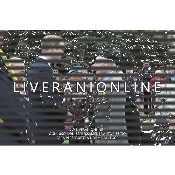 (140410) -- BLENHIEM, April 10, 2014 () -- Picture released by New Zealand Government House that Britain\'s Prince William (L) talking with war veterans after a wreathlaying ceremony at Seymour Square in Blenhiem, New Zealand, April 10, 2014. (/New Zealand Government House) ©photoshot/AGENZIA ALDO LIVERANI SAS - ITALY ONLY - REALI INGLESI: Il Principe William e la moglie Kate Duchessa di Cambridge durante la loro visita in Nuova Zelanda - Aprile 2014