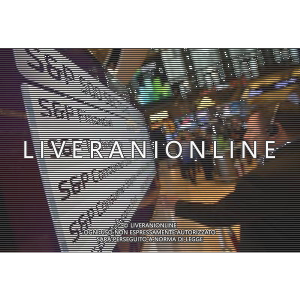 (140409) -- NEW YORK, April 9, 2014 () -- A trader works beside an electric board showing the S\'P 500 index at the New York Stock Exchange in New York, April 9, 2014. U.S. stocks continued to rebound Wednesday, with major stock indices jumping over 1 percent, as market concerns over interest rate hike were eased somewhat by the minutes of the Federal Reserve\'s latest policy meeting. The Dow Jones Industrial Average surged 181.04 points, or 1.11 percent, to 16,437.18. The S\'P 500 soared 20.22 points, or 1.09 percent, to 1,872.18. The Nasdaq Composite Index climbed 70.91 points, or 1.72 percent, to 4,183.90. (/Wang Lei) ©PHOTOSHOT/AGENZIA ALDO LIVERANI SAS - ITALY ONLY - Operatori e agenti della Borsa di New York, negli Stati Uniti