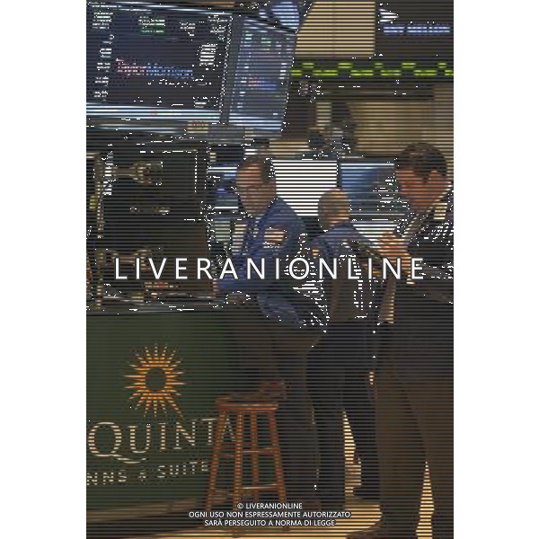 (140409) -- NEW YORK, April 9, 2014 () -- Traders work at the New York Stock Exchange in New York, April 9, 2014. U.S. stocks continued to rebound Wednesday, with major stock indices jumping over 1 percent, as market concerns over interest rate hike were eased somewhat by the minutes of the Federal Reserve\'s latest policy meeting. The Dow Jones Industrial Average surged 181.04 points, or 1.11 percent, to 16,437.18. The S\'P 500 soared 20.22 points, or 1.09 percent, to 1,872.18. The Nasdaq Composite Index climbed 70.91 points, or 1.72 percent, to 4,183.90. (/Wang Lei) ©PHOTOSHOT/AGENZIA ALDO LIVERANI SAS - ITALY ONLY - Operatori e agenti della Borsa di New York, negli Stati Uniti