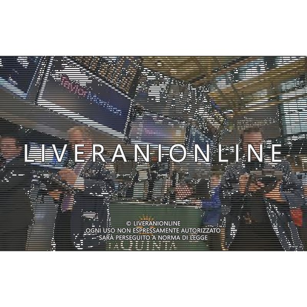 (140409) -- NEW YORK, April 9, 2014 () -- Traders work at the New York Stock Exchange in New York, April 9, 2014. U.S. stocks continued to rebound Wednesday, with major stock indices jumping over 1 percent, as market concerns over interest rate hike were eased somewhat by the minutes of the Federal Reserve\'s latest policy meeting. The Dow Jones Industrial Average surged 181.04 points, or 1.11 percent, to 16,437.18. The S\'P 500 soared 20.22 points, or 1.09 percent, to 1,872.18. The Nasdaq Composite Index climbed 70.91 points, or 1.72 percent, to 4,183.90. (/Wang Lei) ©PHOTOSHOT/AGENZIA ALDO LIVERANI SAS - ITALY ONLY - Operatori e agenti della Borsa di New York, negli Stati Uniti