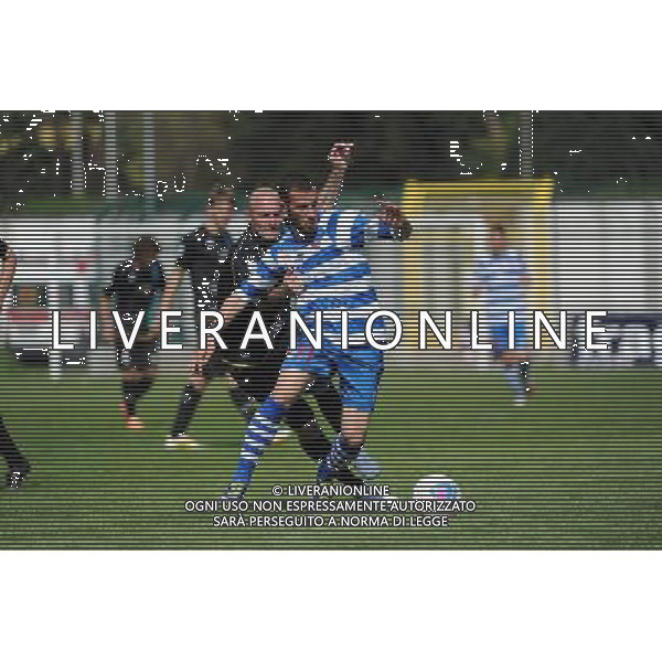 Busto Arsizio (VA) 13-04-2014 Stadio Carlo Speroni Campionato Lega PRO Prima Divisione girone A - 28å¡ giornata Pro Patria - FeralpiSalo\' nella foto Leonarduzzi strattona Siega foto Roberto Garavaglia - ag. Aldo Liverani sas