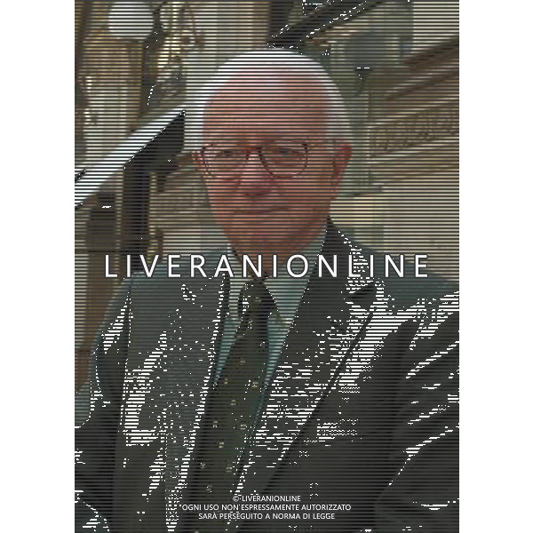 MILANO 27/05/04 NELLA FOTO ENZO BIAGI PASSEGGIA IN GALLERIA VITTORIO EMANUELE PH MARTURANO/AGENZIA ALDO LIVERANI