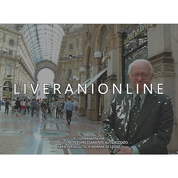 MILANO 27/05/04 NELLA FOTO ENZO BIAGI PASSEGGIA IN GALLERIA VITTORIO EMANUELE PH MARTURANO/AGENZIA ALDO LIVERANI