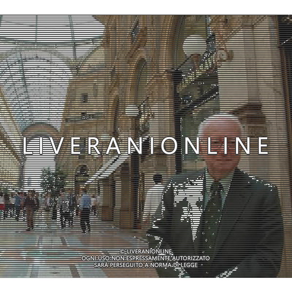 MILANO 27/05/04 NELLA FOTO ENZO BIAGI PASSEGGIA IN GALLERIA VITTORIO EMANUELE PH MARTURANO/AGENZIA ALDO LIVERANI