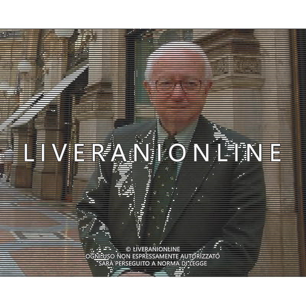 MILANO 27/05/04 NELLA FOTO ENZO BIAGI PASSEGGIA IN GALLERIA VITTORIO EMANUELE PH MARTURANO/AGENZIA ALDO LIVERANI