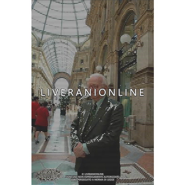 MILANO 27/05/04 NELLA FOTO ENZO BIAGI PASSEGGIA IN GALLERIA VITTORIO EMANUELE PH MARTURANO/AGENZIA ALDO LIVERANI