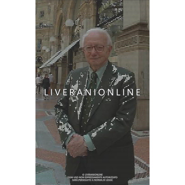 MILANO 27/05/04 NELLA FOTO ENZO BIAGI PASSEGGIA IN GALLERIA VITTORIO EMANUELE PH MARTURANO/AGENZIA ALDO LIVERANI