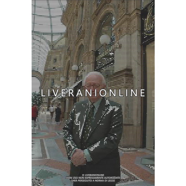 MILANO 27/05/04 NELLA FOTO ENZO BIAGI PASSEGGIA IN GALLERIA VITTORIO EMANUELE PH MARTURANO/AGENZIA ALDO LIVERANI