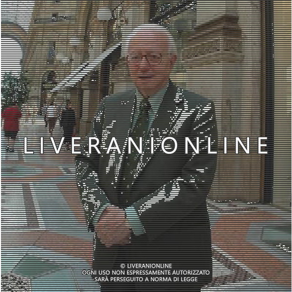 MILANO 27/05/04 NELLA FOTO ENZO BIAGI PASSEGGIA IN GALLERIA VITTORIO EMANUELE PH MARTURANO/AGENZIA ALDO LIVERANI