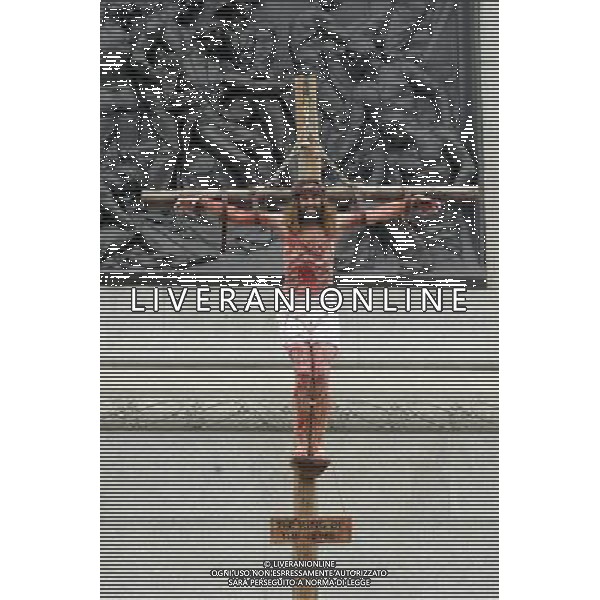 The Passion of Jesus performed in Trafalgar Square on Good Friday 18/04/2014. Jesus is crucified in Trafalgar Square. Picture by Julie Edwards ©Photoshot/Ag. Aldo Liverani s.a.s.-Only Italy-Editorial Use Only
