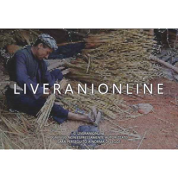 (140419) -- KABUL, April 19, 2014 () -- A man makes brooms at a shop in Kabul, Afghanistan, on April 19, 2014. (/Maryam Khamosh) ©Photoshot/Ag. Aldo Liverani s.a.s.-Only Italy-Editorial Use Only