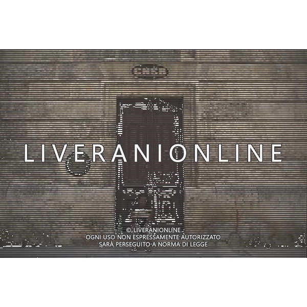 (140419) -- HAVANA, April 19, 2014 () -- A woman reads the newspaper in Old Havana, capital of Cuba, on April 18, 2014. (/David de la Paz) (sp) ©Photoshot/Ag. Aldo Liverani s.a.s.-Only Italy-Editorial Use Only