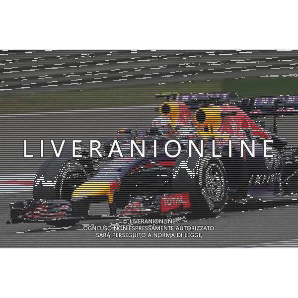 Sebastian Vettel (GER), Red Bull Racing and Daniel Ricciardo (AUS), Red Bull Racing 20.04.2014. Formula 1 World Championship, Rd 4, Chinese Grand Prix, Shanghai, China, Race Day. - www.xpbimages.com, EMail: requests@xpbimages.com - copy of publication required for printed pictures. Every used picture is fee-liable. © Copyright: Charniaux / XPB Images /Ag. Aldo Liverani s.a.s.-Only Italy-Editorial Use Only