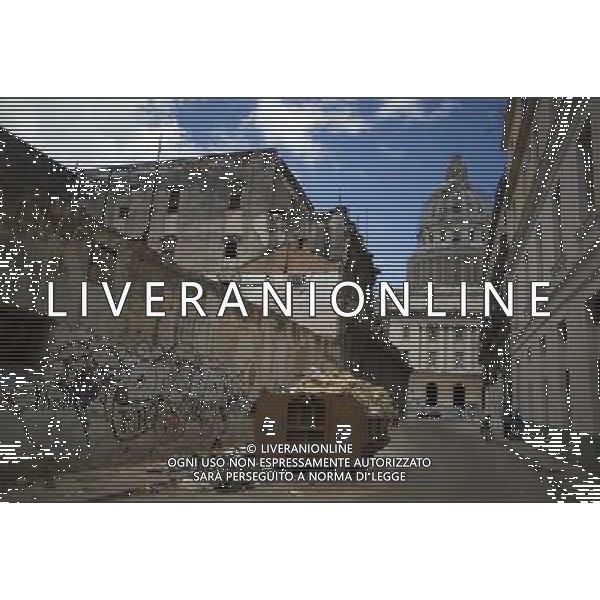 (140422) -- HAVANA, April 22, 2014 () -- Citizens talk on a street, in Havana, capital of Cuba, on April 21, 2014. (/David de la Paz) ©photoshot/AGENZIA ALDO LIVERANI SAS - ITALY ONLY - Cittadini cubani nelle vie della citta\' a L\'Avana, capitale di Cuba, il 21 aprile 2014