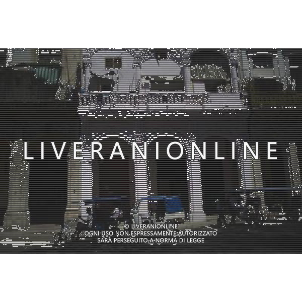 (140422) -- HAVANA, April 22, 2014 () -- Rickshaws travel on a street in Havana, capital of Cuba, on April 21, 2014. (/David de la Paz) ©photoshot/AGENZIA ALDO LIVERANI SAS - ITALY ONLY - Cittadini cubani nelle vie della citta\' a L\'Avana, capitale di Cuba, il 21 aprile 2014