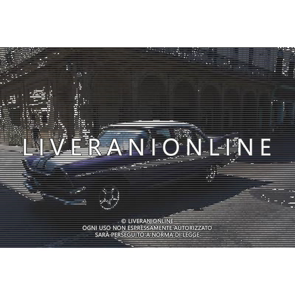 (140422) -- HAVANA, April 22, 2014 () -- A classic cab travels on a street in Havana, capital of Cuba, on April 21, 2014. (/David de la Paz) ©photoshot/AGENZIA ALDO LIVERANI SAS - ITALY ONLY - Cittadini cubani nelle vie della citta\' a L\'Avana, capitale di Cuba, il 21 aprile 2014