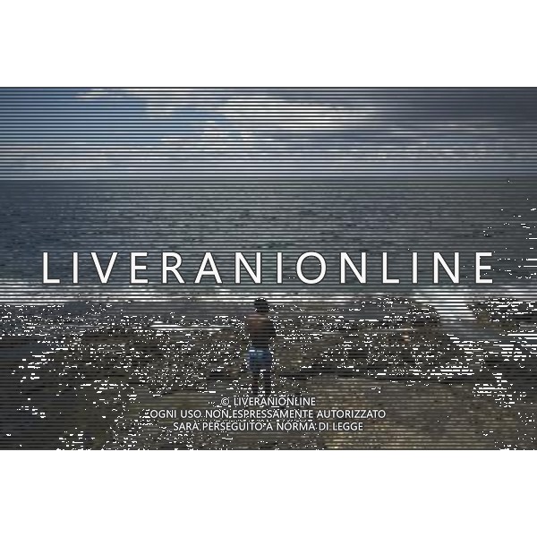 (140422) -- HAVANA, April 22, 2014 () -- A man looks on at a pier in Havana, capital of Cuba, on April 21, 2014. (/David de la Paz) ©photoshot/AGENZIA ALDO LIVERANI SAS - ITALY ONLY - Cittadini cubani nelle vie della citta\' a L\'Avana, capitale di Cuba, il 21 aprile 2014