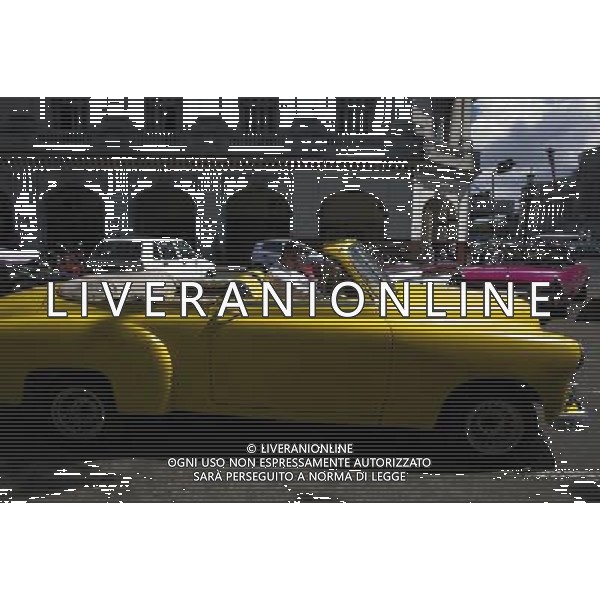 (140422) -- HAVANA, April 22, 2014 () -- A Cuban citizen drives a classic car on a street, in Havana, capital of Cuba, on April 21, 2014. (/David de la Paz) ©photoshot/AGENZIA ALDO LIVERANI SAS - ITALY ONLY - Cittadini cubani nelle vie della citta\' a L\'Avana, capitale di Cuba, il 21 aprile 2014