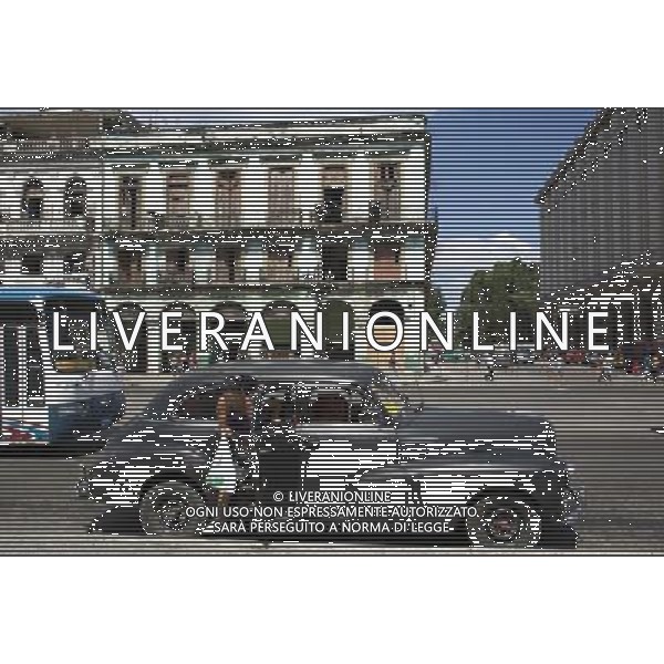 (140422) -- HAVANA, April 22, 2014 () -- A Cuban citizen descends from a classic cab in Havana, capital of Cuba, on April 21, 2014. (/David de la Paz) ©photoshot/AGENZIA ALDO LIVERANI SAS - ITALY ONLY - Cittadini cubani nelle vie della citta\' a L\'Avana, capitale di Cuba, il 21 aprile 2014