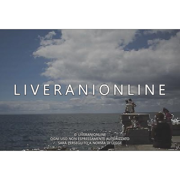 (140422) -- HAVANA, April 22, 2014 () -- Cuban citizens rest at a pier, in Havana, capital of Cuba, on April 21, 2014. (/David de la Paz) ©photoshot/AGENZIA ALDO LIVERANI SAS - ITALY ONLY - Cittadini cubani nelle vie della citta\' a L\'Avana, capitale di Cuba, il 21 aprile 2014