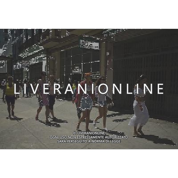 (140422) -- HAVANA, April 22, 2014 () -- Citizens walk on a street in Havana, capital of Cuba, on April 21, 2014. (/David de la Paz) ©photoshot/AGENZIA ALDO LIVERANI SAS - ITALY ONLY - Cittadini cubani nelle vie della citta\' a L\'Avana, capitale di Cuba, il 21 aprile 2014