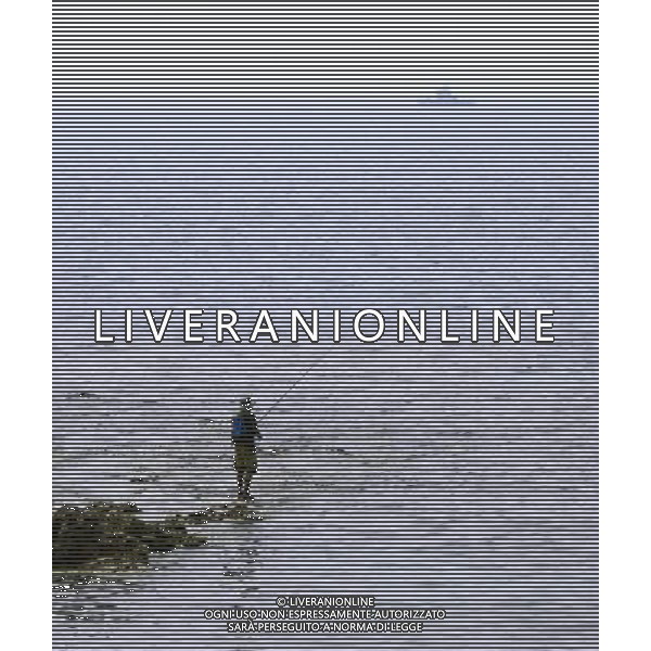 (140422) -- PINGTUNG, April 22, 2014 () -- A tourist fishes on a shore in Liouciou Township in Pingtung County, southeast China\'s Taiwan, April 21, 2014. Liouciou township, which locates 8-9 nautical miles away from the Taiwan Island, has an area of 6.8 square meters. (/Huang Xiaoyong) (lfj) ©photoshot/AGENZIA ALDO LIVERANI SAS - ITALY ONLY - Vedute della citta\' portuale di Liouciou, a sud est della Cina a 8-9 miglia nautiche dall\'isola di Taiwan, ha una superficie di 6,8 metri quadrati 22 aprile 2014