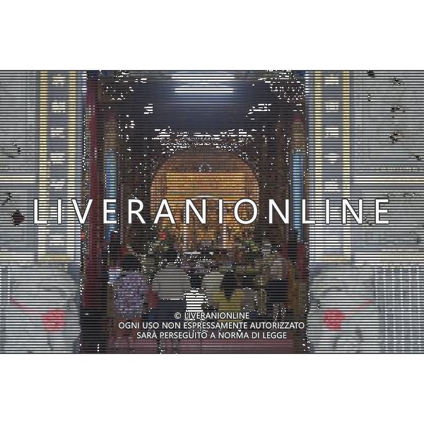 (140422) -- PINGTUNG, April 22, 2014 () -- Residents pray in a temple in Liouciou Township in Pingtung County, southeast China\'s Taiwan, April 21, 2014. Liouciou township, which locates 8-9 nautical miles away from the Taiwan Island, has an area of 6.8 square meters. (/Huang Xiaoyong) (lfj) ©photoshot/AGENZIA ALDO LIVERANI SAS - ITALY ONLY - Vedute della citta\' portuale di Liouciou, a sud est della Cina a 8-9 miglia nautiche dall\'isola di Taiwan, ha una superficie di 6,8 metri quadrati 22 aprile 2014