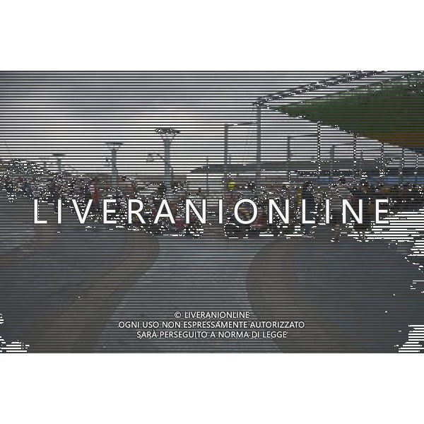 (140422) -- PINGTUNG, April 22, 2014 () -- People wait for boarding a ship at a port in Liouciou Township in Pingtung County, southeast China\'s Taiwan, April 21, 2014. Liouciou township, which locates 8-9 nautical miles away from the Taiwan Island, has an area of 6.8 square meters. (/Huang Xiaoyong) (lfj) ©photoshot/AGENZIA ALDO LIVERANI SAS - ITALY ONLY - Vedute della citta\' portuale di Liouciou, a sud est della Cina a 8-9 miglia nautiche dall\'isola di Taiwan, ha una superficie di 6,8 metri quadrati 22 aprile 2014