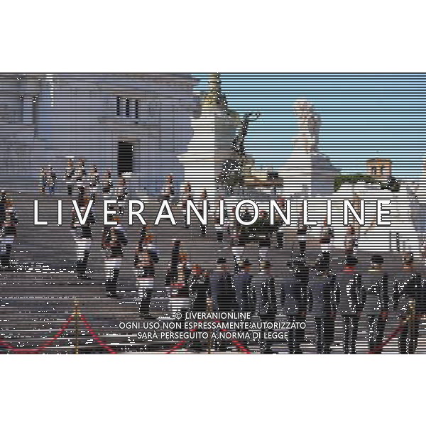 (140425) -- ROME, April 25, 2014 () -- Guards of honor carry a wreath during the wreath-laying ceremony commemorating the 69th Liberation Day at the Altar of the Fatherland in Rome, capital of Italy, on April 25, 2014. (/Xu Nizhi) ©photoshot/AGENZIA ALDO LIVERANI SAS - ITALY ONLY - Cerimonia di deposizione della corona per commemorare la Festa della Liberazione presso l\'Altare della Patria a Roma, capitale della Italia, il 25 aprile 2014. 
