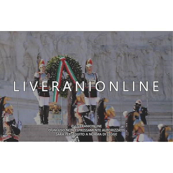 (140425) -- ROME, April 25, 2014 () -- Guards of honor lay a wreath during the wreath-laying ceremony commemorating the 69th Liberation Day at the Altar of the Fatherland in Rome, capital of Italy, on April 25, 2014. (/Xu Nizhi) ©PHOTOSHOT/AGENZIA ALDO LIVERANI SAS - ITALY ONLY - EDITORIAL USE ONLY - Cerimonia di deposizione della corona per commemorare la Festa della Liberazione presso l\'Altare della Patria a Roma, capitale della Italia, il 25 aprile 2014.